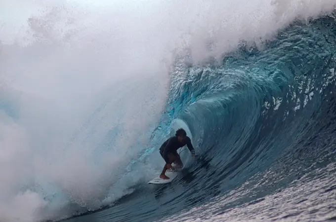 El impresionante vídeo donde un surfista casi pierde la vida intentando salir del mar