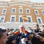 MADRID, 17/11/2023.- El abogado de Carles Puigdemont, Gonzalo Boye, atiende a los medios de comunicación tras el juicio del Tribunal de Cuentas en el que se juzga a una treintena de ex altos cargos de la Generalitat catalana, incluido su expresidente y exvicepresidente, Carles Puigdemont y Oriol Junqueras, respectivamente, por el supuesto desvío de dinero público al proceso independentista de 2017 y a su promoción exterior, este viernes en Madrid. EFE/ Javier Lizón