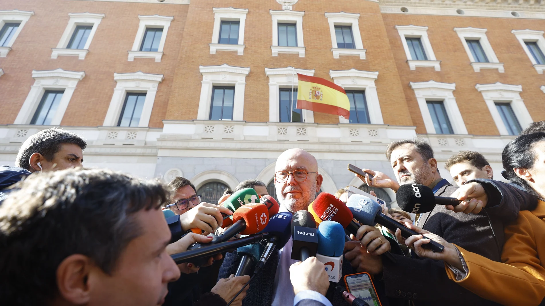 MADRID, 17/11/2023.- El abogado de Carles Puigdemont, Gonzalo Boye, atiende a los medios de comunicación tras el juicio del Tribunal de Cuentas en el que se juzga a una treintena de ex altos cargos de la Generalitat catalana, incluido su expresidente y exvicepresidente, Carles Puigdemont y Oriol Junqueras, respectivamente, por el supuesto desvío de dinero público al proceso independentista de 2017 y a su promoción exterior, este viernes en Madrid. EFE/ Javier Lizón