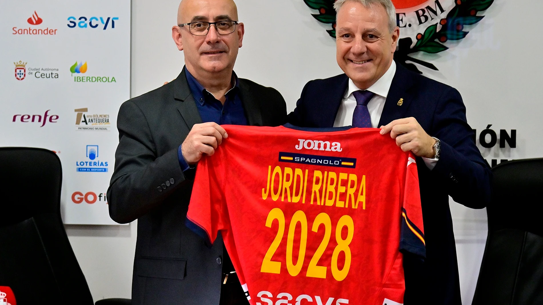Jordi Ribera y Francisco V. Blázquez en el acto de renovación del seleccionador español masculino de balonmano RFEBM/J.L. RECIO 17/11/2023