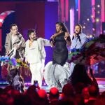 Los artistas Edgar Barrera, Camilo, Iza y Manuel Carrasco actúan durante la gala de entrega de los Latin Grammy 2023