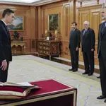 Pedro Sánchez (i) promete su cargo de presidente del Gobierno ante el rey Felipe VI (d) y un ejemplar de la Constitución, este viernes en el Salón de Audiencias del Palacio de la Zarzuela en Madrid. 