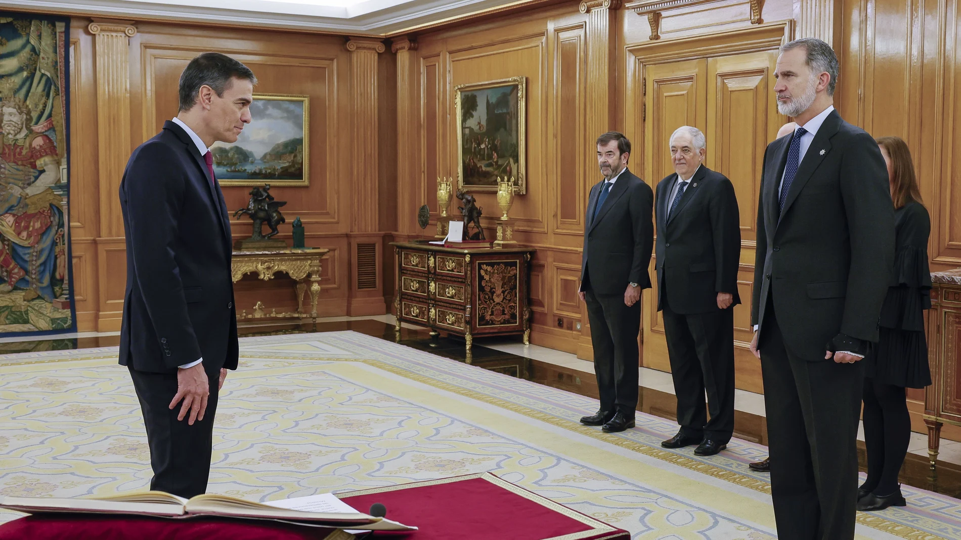 Pedro Sánchez (i) promete su cargo de presidente del Gobierno ante el rey Felipe VI (d) y un ejemplar de la Constitución, este viernes en el Salón de Audiencias del Palacio de la Zarzuela en Madrid. 