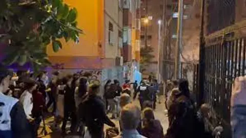 Momennto de los alercados en el rodaje en el barrio de Llefià