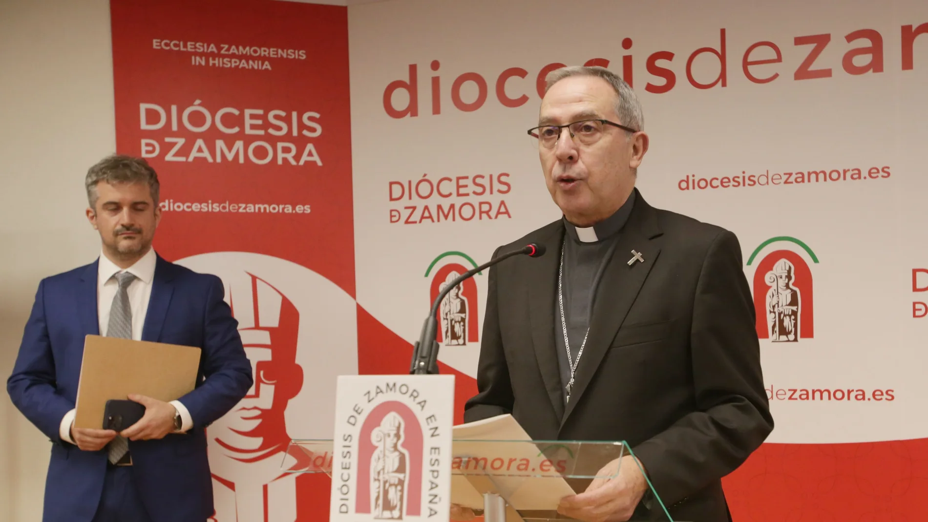 El obispo de Zamora, Fernando Valera, y el letrado Israel López presentan el Compliance (Programa de Cumplimiento Normativo Penal).