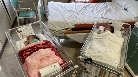 Imagen facilitada de Khadija y Cherive, las dos bebés siamesas de pocas semanas procedentes de Mauritania unidas por el abdomen, que se recuperan en el Hospital Sant Joan de Déu tras haber sido separadas con éxito en una operación compleja.