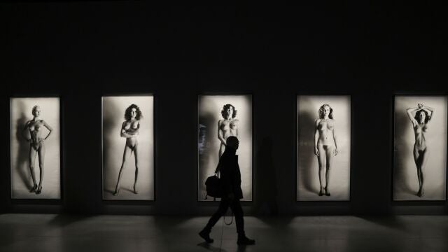 Vista de varias de las instantáneas que forman parte de la exposición sobre del fotógrafo del erotismo y la moda Helmut Newton, promovida por la Fundación Marta Ortega, durante su presentación a la prensa este viernes en el puerto de A Coruña en la víspera de su inauguración.