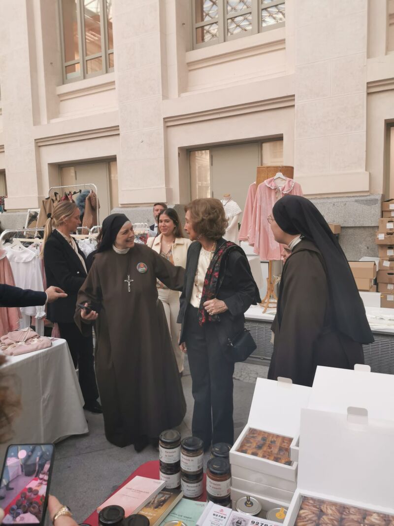 La Reina Sofía en el puesto de las Carmelitas Samaritanas del Corazón de Jesús