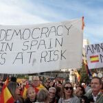 Varias pancartas durante una manifestación contra la amnistía, en la Puerta del Sol.