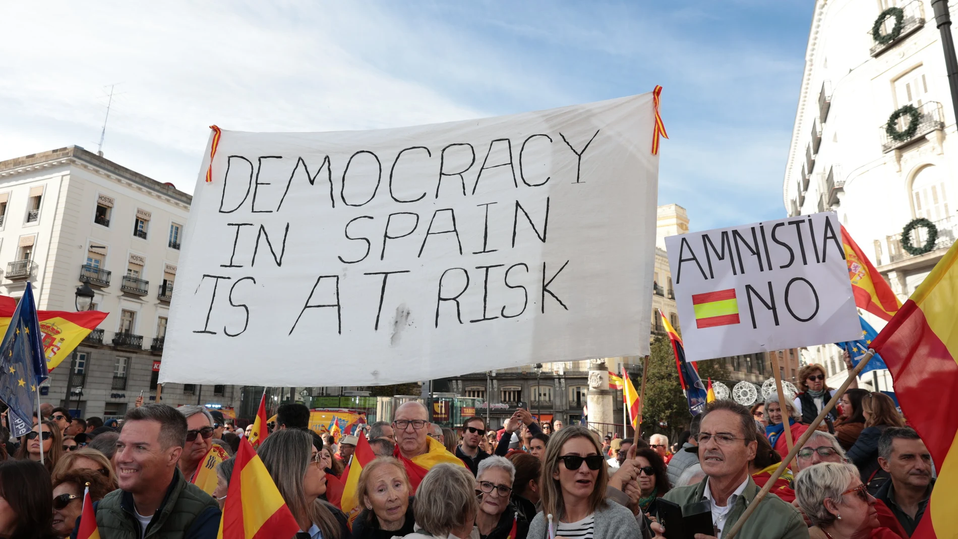 Varias pancartas durante una manifestación contra la amnistía, en la Puerta del Sol.