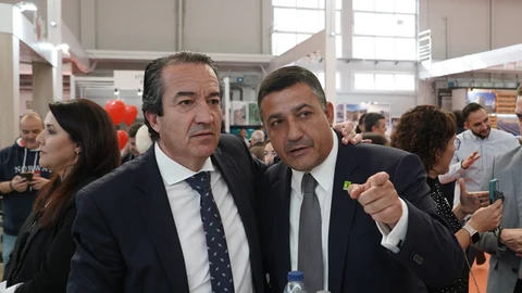 El presidente de la Diputación de Ávila, Carlos García, y Vidal Galicia, en el stan de la institución provincial en Intur