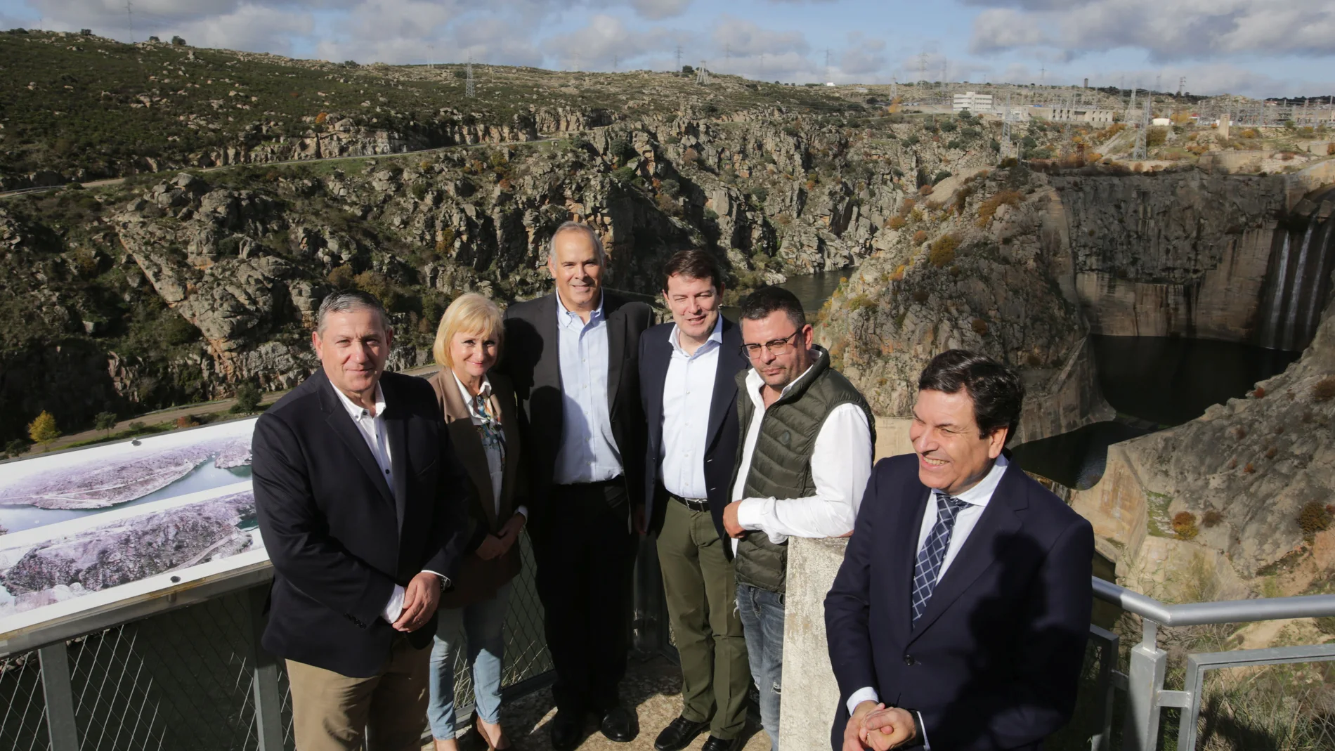 El jefe del Ejecutivo autonómico, en las instalaciones formativas de la presa junto a Fáundez, Leticia García, Ruiz-Tagle y Fernández Carriedo