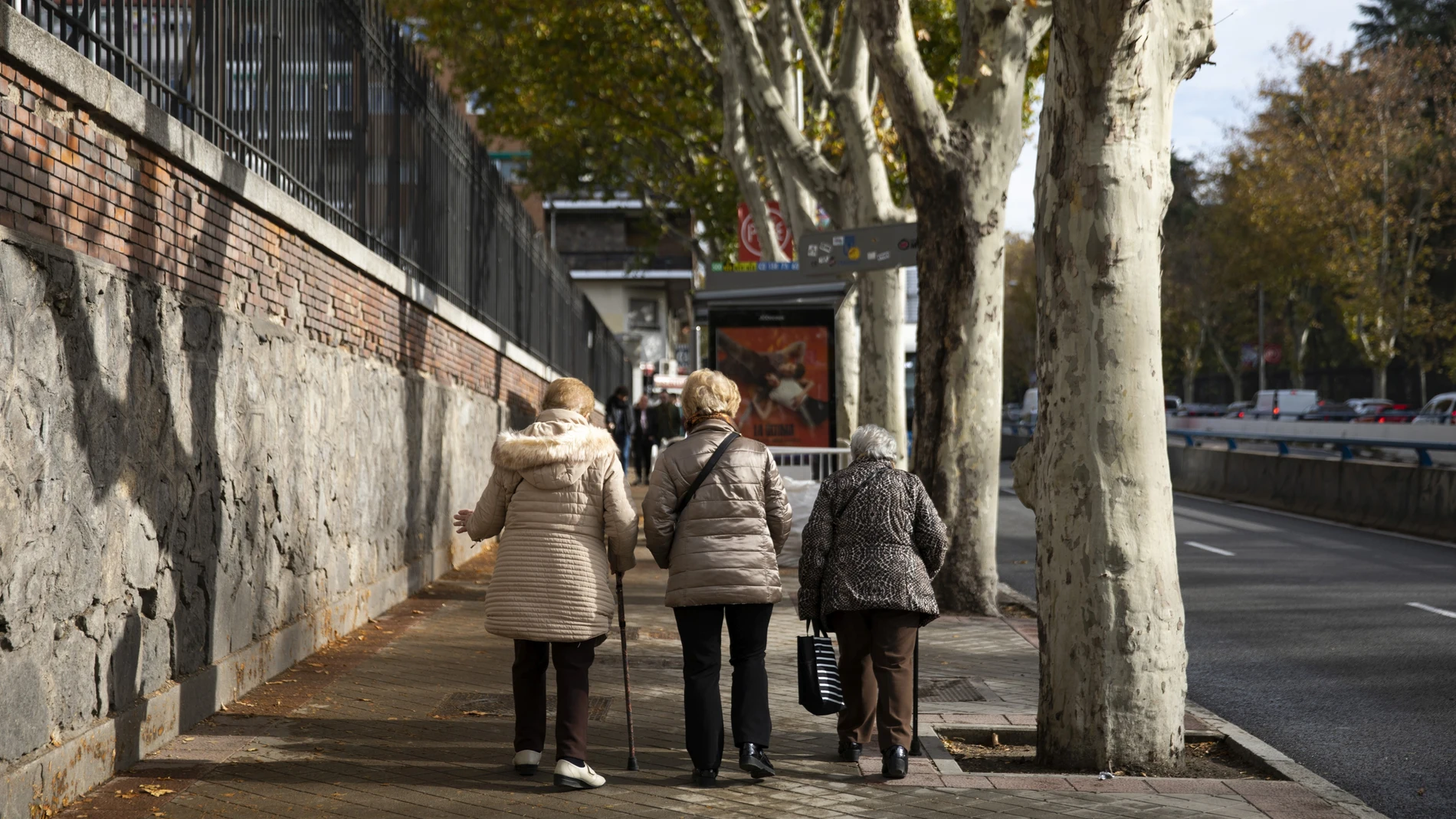 Mujeres mayores paseando por Madrid.