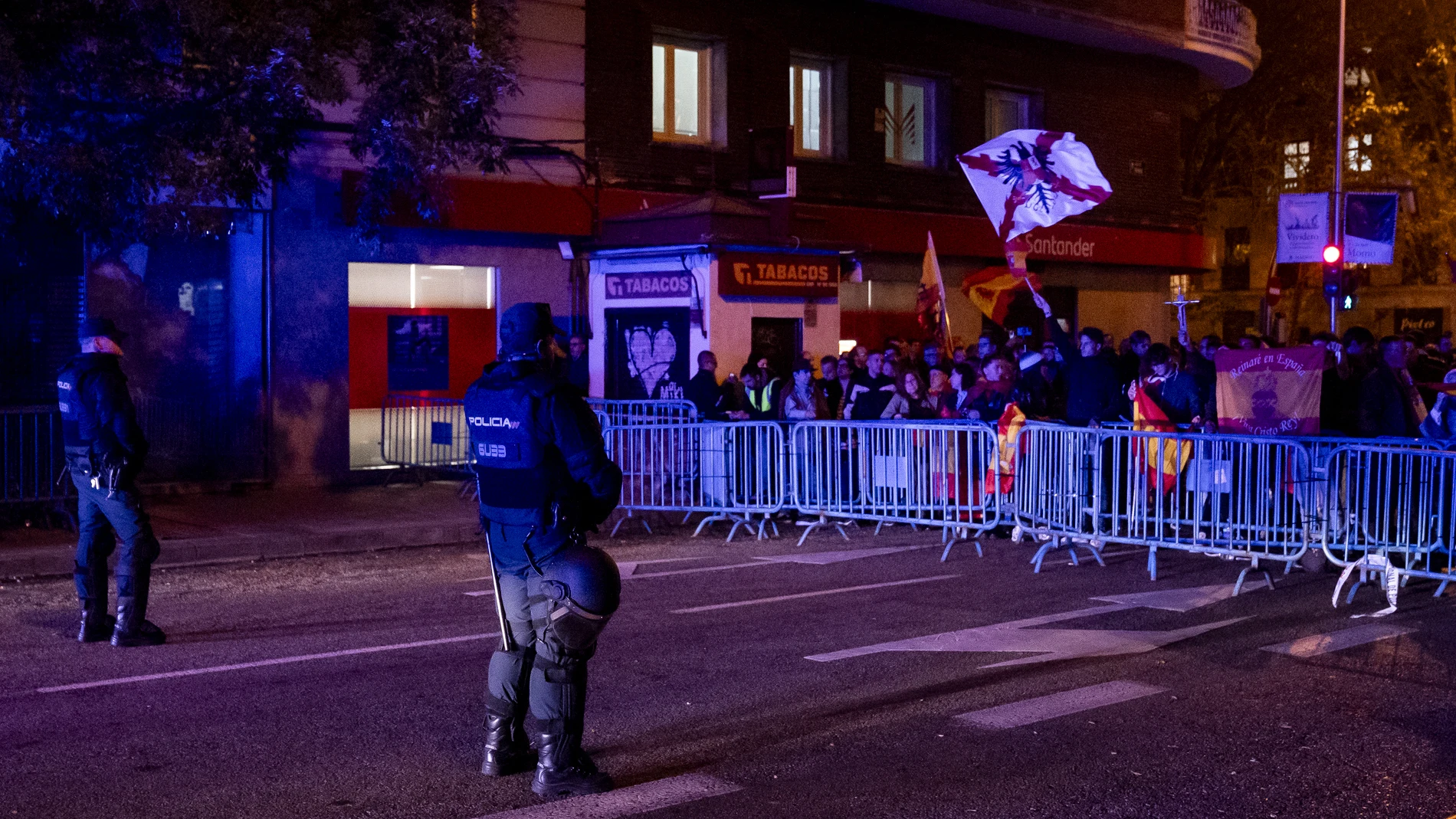 MADRID.-Cientos de personas vuelven a concentrarse por decimoquinto día en Ferraz en protesta por la ley de amnistía