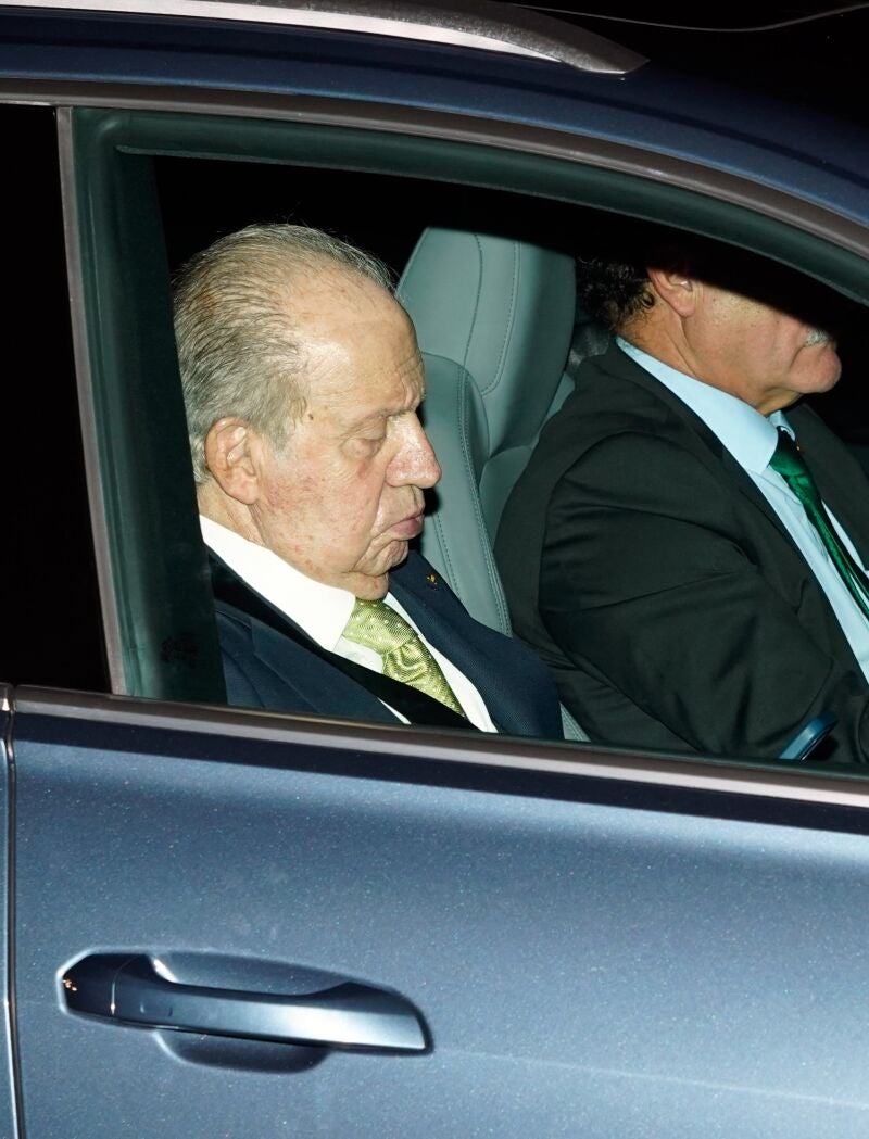 El Rey Juan Carlos llega al aeropuerto para regresar a Abu Dabi tras haber asistido a la celebración de 18 cumpleaños de su nieta, la Princesa Leonor