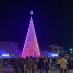 Albiol enciende el árbol de Navidad de Badalona (Barcelona): "Es el más grande del país"