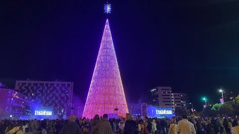 Albiol enciende el árbol de Navidad de Badalona (Barcelona): "Es el más grande del país"