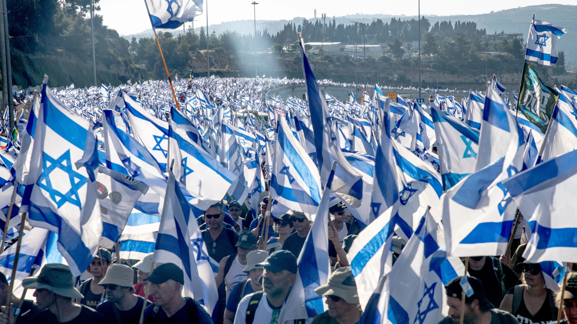 July 22, 2023, Jerusalem, Israel: Protestors against the reform wave the Israeli flags as they climb the entrance road to Jerusalem during the demonstration. Tens of thousands of protestors against the reform wave the Israeli flag as they climb the entrance road to Jerusalem ending a 4 day march starting in Tel Aviv in a demonstration against the on going legal overhaul legislation. (Foto de ARCHIVO) 22/07/2023