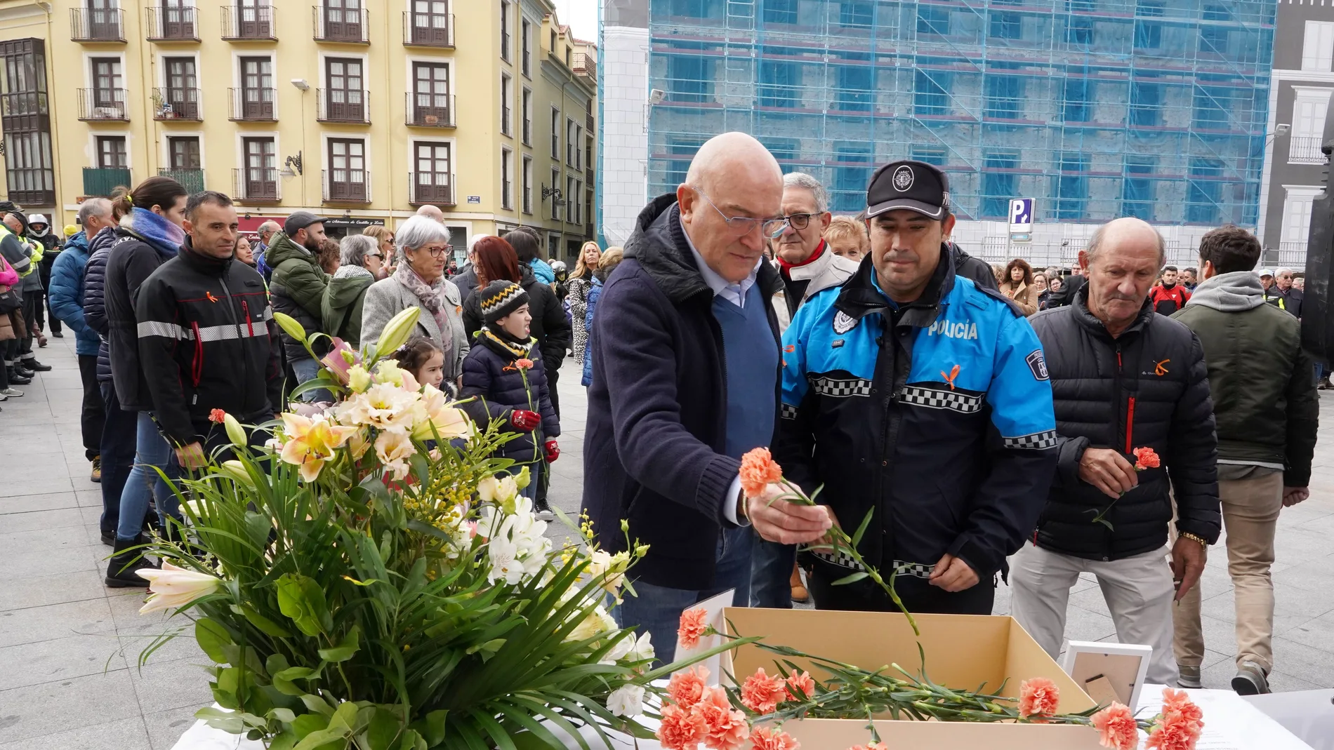 Carnero deposita una flor en recuerdo de las víctimas en accidente de tráfico