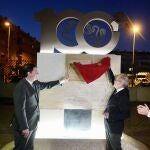 Mañueco y Marcelino Maté descubren la escultura conmemorativa de los 100 años de historia del fútbol castellano y leonés 