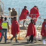 La Salvamar Al Nair ha rescatado hoy domingo a 49 personas de origen magrebí, entre ellas 3 mujeres y un menor, cuando viajaban en una embarcación al este de Lanzarote. Todos han sido trasladados al puerto de Arrecife. 
