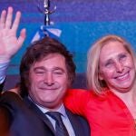El presidente electo de Argentina, Javier Milei, celebra junto a su hermana y jefa de campaña, Karina Milei, tras conocer los resultados que le dieron como ganador del balotaje