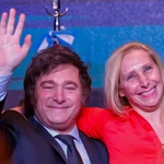 El presidente electo de Argentina, Javier Milei, celebra junto a su hermana y jefa de campaña, Karina Milei, tras conocer los resultados que le dieron como ganador del balotaje