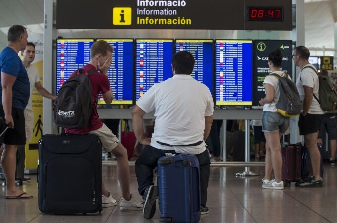 GRA043. EL PRAT DE LLOBREGAT (BARCELONA), 06/08/2017.- Las colas para acceder al control de seguridad del Aeropuerto de Barcelona-El Prat continúan debido a los paros que llevan a cabo los trabajadores de Eulen, la empresa que gestiona este servicio. El Aeropuerto de El Prat ha vivido el primer paro de la huelga parcial de hoy, de 05.30 a 06.30 horas, con pocas colas, a la espera de la reunión que mantendrán esta mañana la empresa Eulen, encargada de la seguridad en el centro, y el comité de empresa, convocados por Aena para intentar evitar nuevos paros. EFE/Quique García