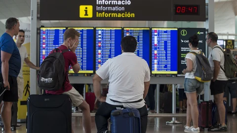 GRA043. EL PRAT DE LLOBREGAT (BARCELONA), 06/08/2017.- Las colas para acceder al control de seguridad del Aeropuerto de Barcelona-El Prat continúan debido a los paros que llevan a cabo los trabajadores de Eulen, la empresa que gestiona este servicio. El Aeropuerto de El Prat ha vivido el primer paro de la huelga parcial de hoy, de 05.30 a 06.30 horas, con pocas colas, a la espera de la reunión que mantendrán esta mañana la empresa Eulen, encargada de la seguridad en el centro, y el comité de empresa, convocados por Aena para intentar evitar nuevos paros. EFE/Quique García