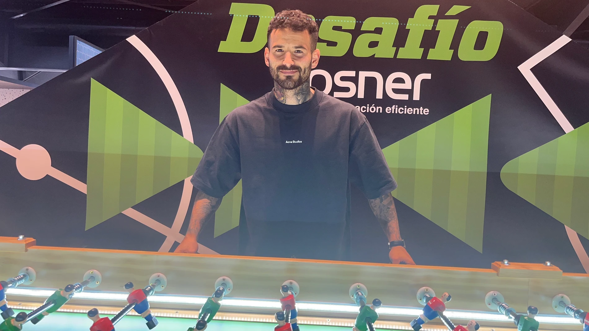 Rubén García jugando al futbolín en el evento organizado por Kosner