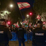 MADRID.-La Policía evita cortar Ferraz en la decimoctava noche de protestas, con menor afluencia, al no haber sido notificada