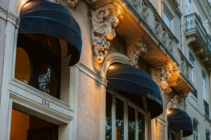 Su fachada, ricamente decorada, es un signo distintivo del hotel