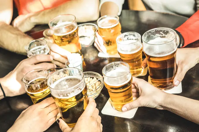 Problemas en el hígado y adicción: así es como puede reaccionar tu cuerpo si bebes cerveza todos los días