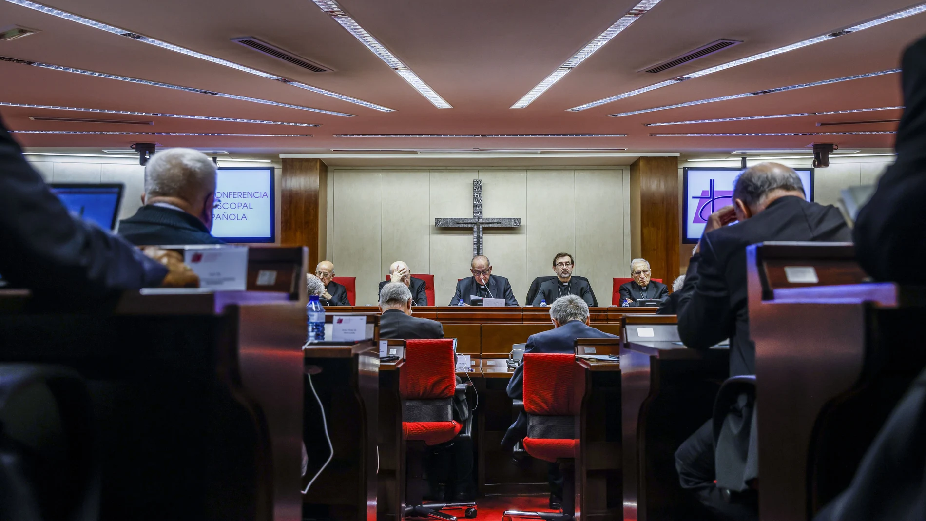 El presidente de la Conferencia Episcopal Española, Juan José Omella (c), preside la 123 Asamblea Plenaria este lunes en Madrid. 