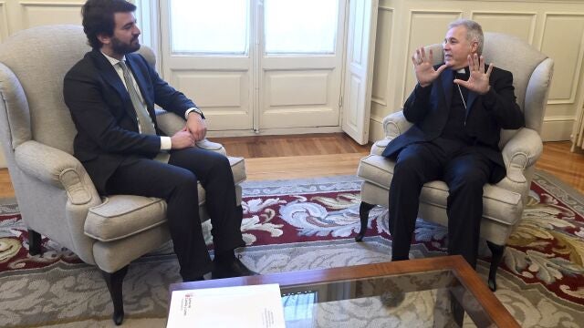 Un instante de la reunión entre el vicepresidente de la Junta, Juan García-Gallardo, y el arzobispo de Burgos, Mario Iceta