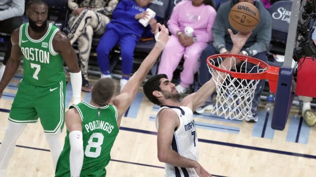 Aldama se dispone a anotar eludiendo la defensa de Porzingis