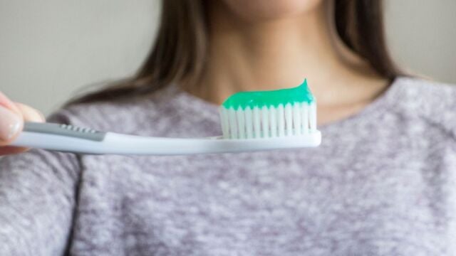Una investigación recomienda esperar al menos 20 minutos antes de cepillarse los dientes después de comer