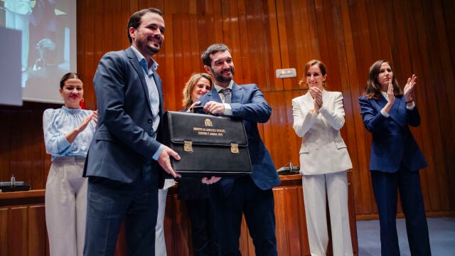 Alberto Garzón entrega su cartera ministerial a Pablo Bustinduy