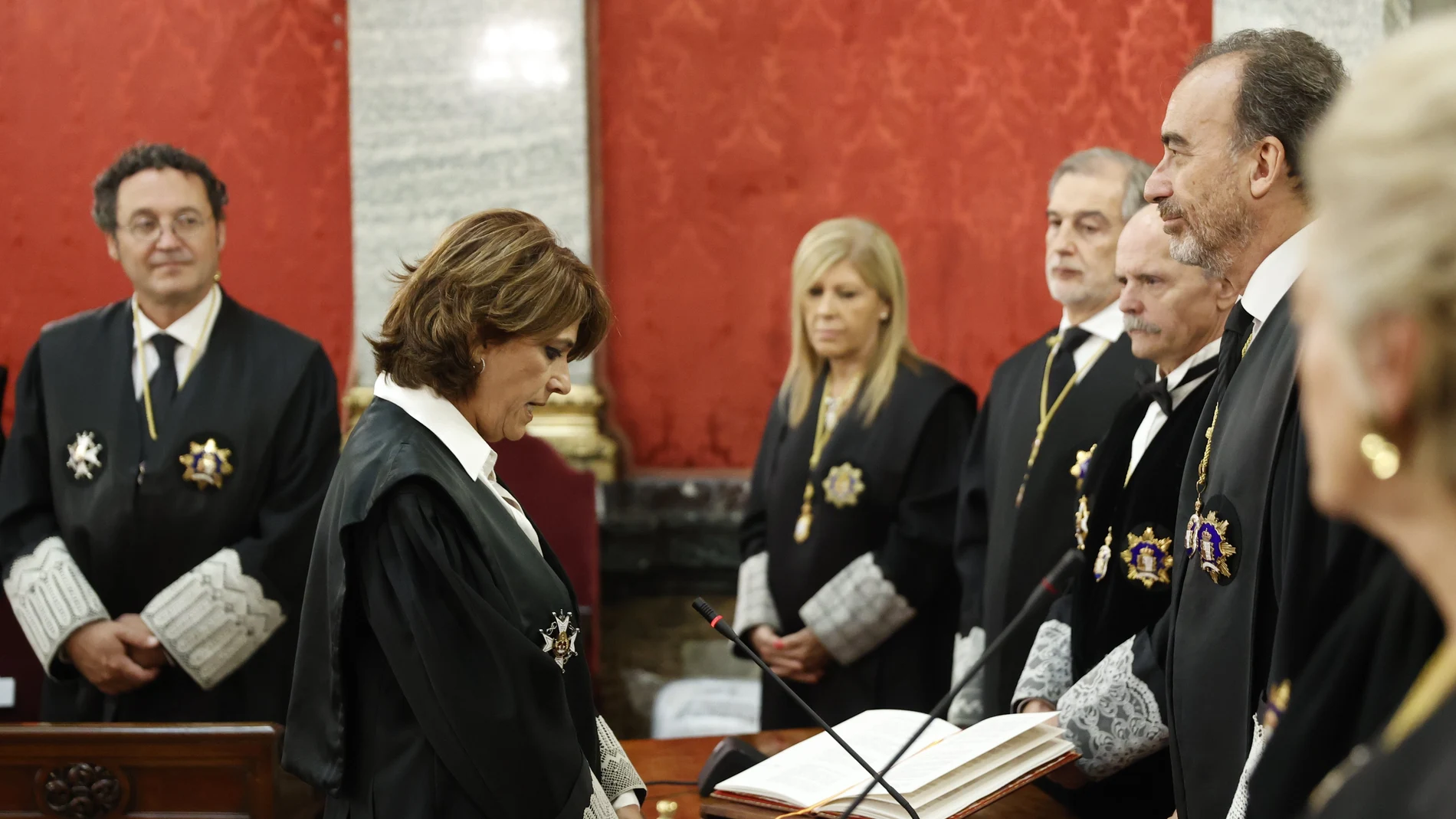 MADRID, 18/10/2022.- La letrada Dolores Delgado (c) durante su ceremonia de jura o promesa como fiscal de Sala de la Fiscalía Togada del Alto Tribunal, este martes, en el Tribunal Supremo. EFE/ Mariscal POOL