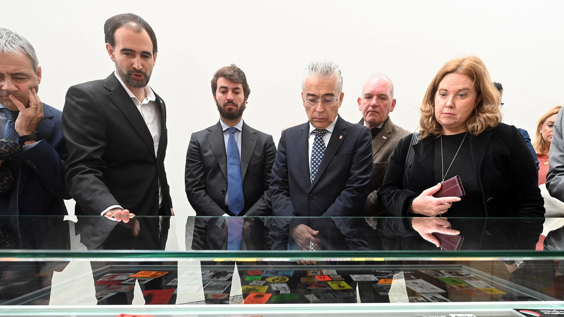 El vicepresidente de la Junta, Juan García-Gallardo, inaugura la exposición ‘Pegatinas del Odio’