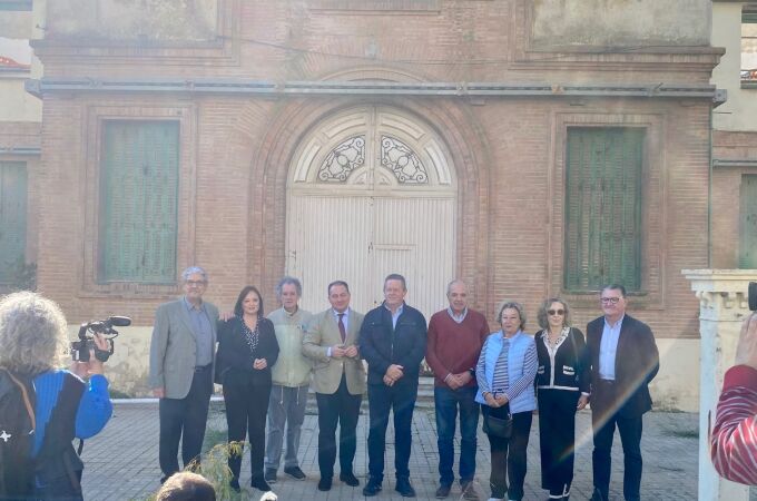 El presidente de la Diputación se trasladó al Colegio Ferroviario junto con los actuales propietarios donde han visitado el lugar en el que se colocó la primera piedra en 1932