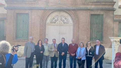 El presidente de la Diputación se trasladó al Colegio Ferroviario junto con los actuales propietarios donde han visitado el lugar en el que se colocó la primera piedra en 1932