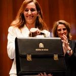 Miñones entrega su cartera ministerial a Mónica García