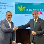 El presidente de Urcacyl, Fernando Antúnez, y el director de Caja Rural de Zamora, Cipriano García, presentan el congreso