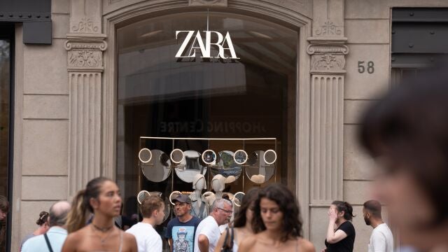 Una tienda de la franquicia Zara en Barcelona, a 7 de agosto de 2023, en Barcelona, Catalunya (España). Zara es una cadena de moda española de Arteijo (La Coruña), España. Perteneciente al grupo Inditex, fue fundada por Amancio Ortega y Rosalía Mera. 07 AGOSTO 2023;ROPA;INDITEX;ZARA;AMANCIO;ORTEGA; David Zorrakino / Europa Press 07/08/2023