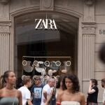 Una tienda de la franquicia Zara en Barcelona, a 7 de agosto de 2023, en Barcelona, Catalunya (España). Zara es una cadena de moda española de Arteijo (La Coruña), España. Perteneciente al grupo Inditex, fue fundada por Amancio Ortega y Rosalía Mera. 07 AGOSTO 2023;ROPA;INDITEX;ZARA;AMANCIO;ORTEGA; David Zorrakino / Europa Press 07/08/2023