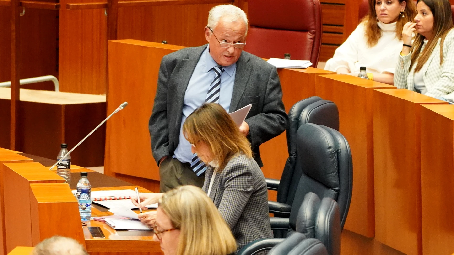 Gonzalo Santonja durante su intervención en el Pleno de las Cortes