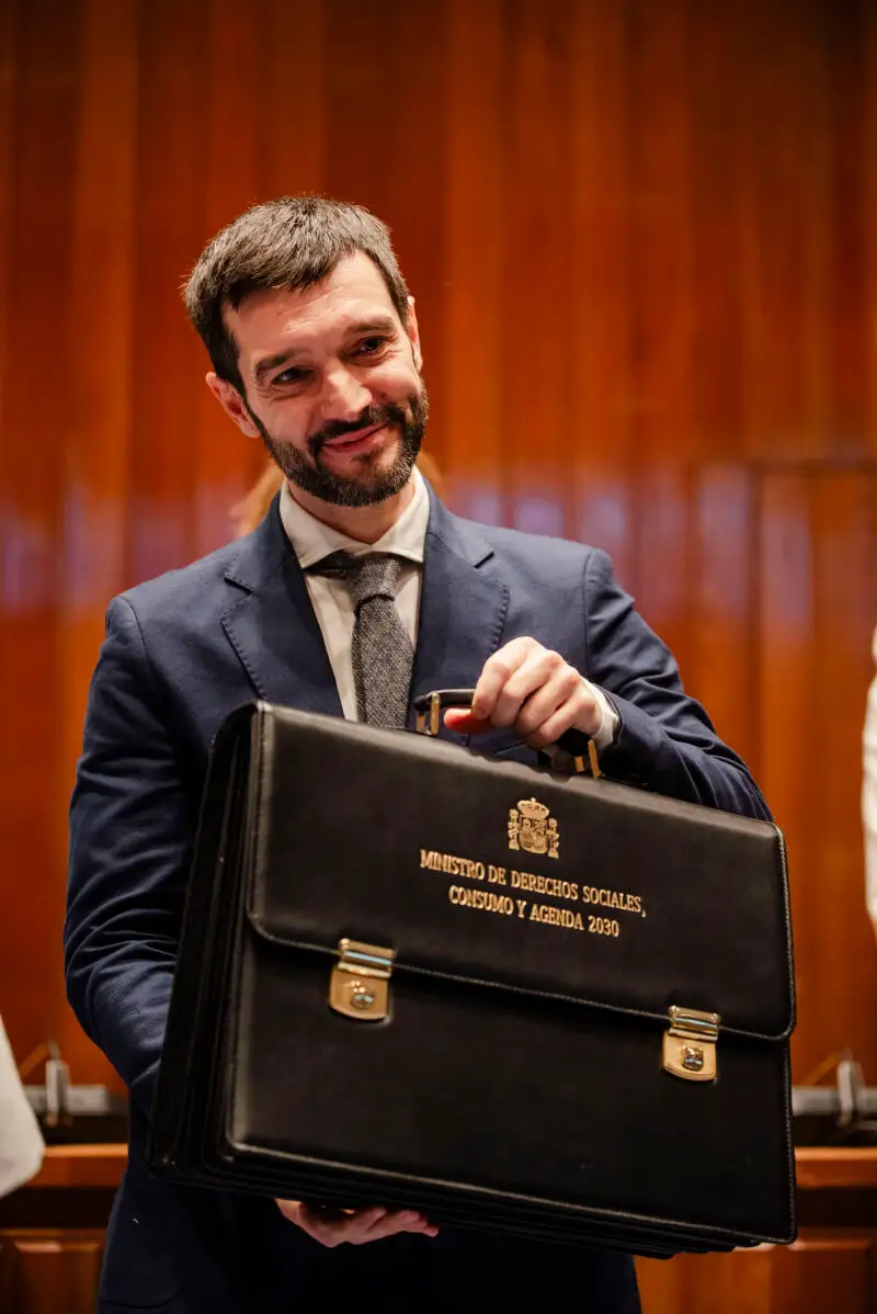 Alberto Garzón entrega su cartera ministerial a Pablo Bustinduy