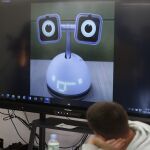 Vista del robot 'Haru' en una pantalla.