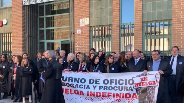 Abogados y procuradores realizando la huelga estatal del turno de oficio